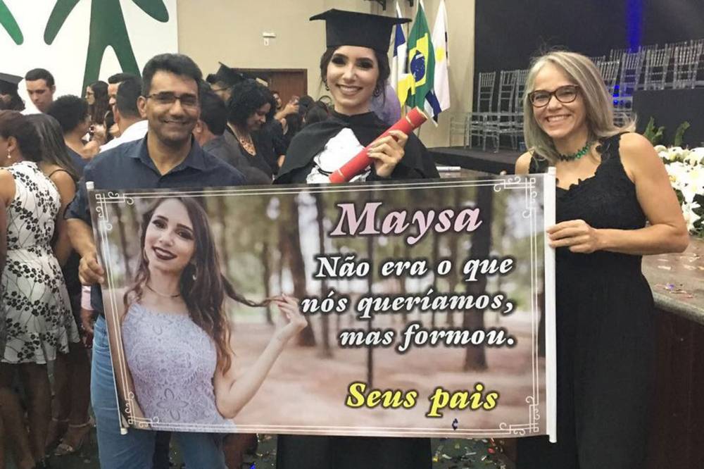 Pais levam faixa com frase inusitada à formatura da&nbsp;filha